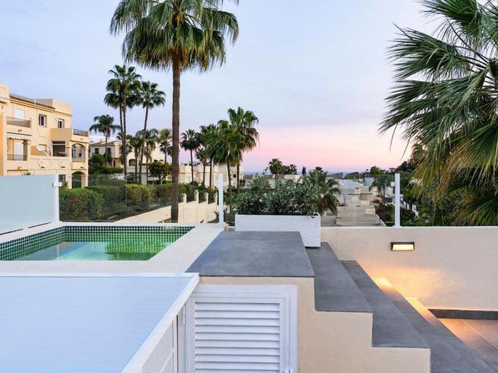 Elegant Semi-Detached House with Rooftop Pool in La Quinta – Long-Term Rental