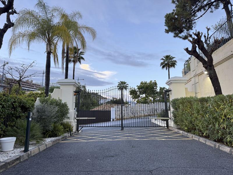 Elegant Semi-Detached House with Rooftop Pool in La Quinta – Long-Term Rental