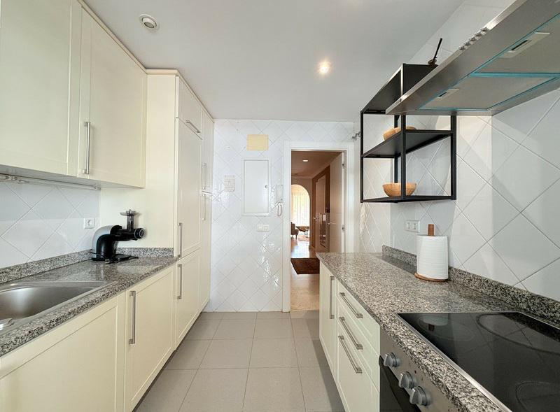 Elegant Apartment with Terrace in Nagüeles, Marbella – Long-Term Rental