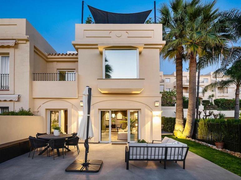 Elegant Semi-Detached House with Rooftop Pool in La Quinta – Long-Term Rental