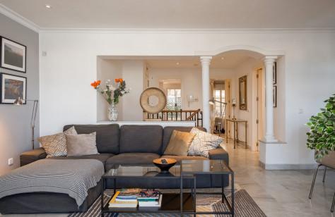 Spacious Duplex with Sea Views in Señorio de Aloha, Nueva Andalucía – Long-Term Rental