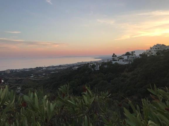 Spacious Apartment with Panoramic Sea Views in Los Monteros – Long-Term Rental