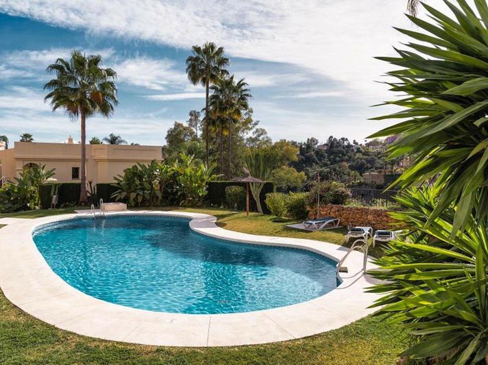 Elegant Semi-Detached House with Rooftop Pool in La Quinta – Long-Term Rental
