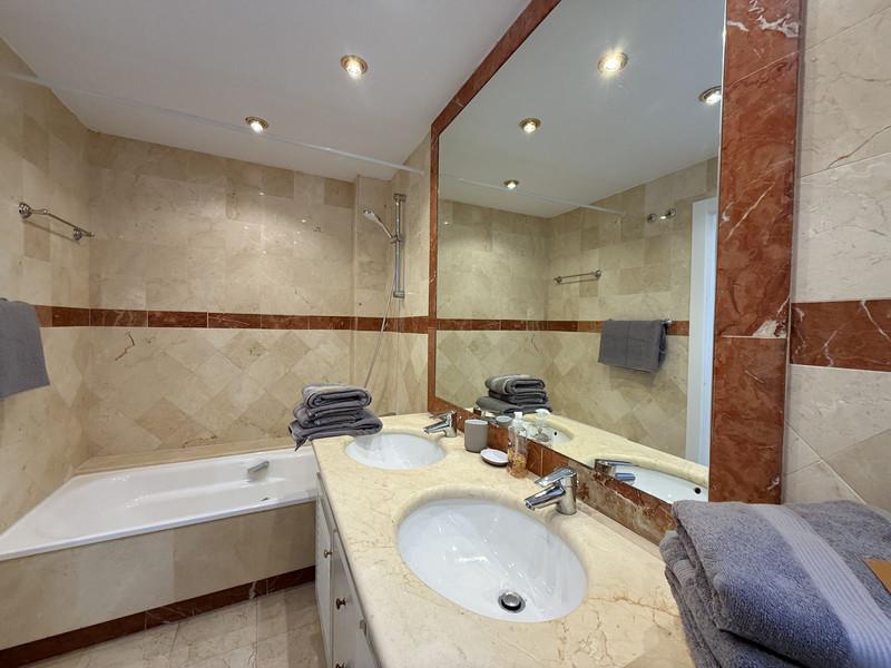Elegant Apartment with Terrace in Nagüeles, Marbella – Long-Term Rental