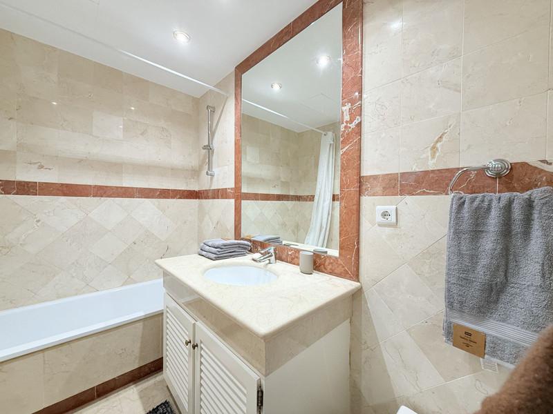 Elegant Apartment with Terrace in Nagüeles, Marbella – Long-Term Rental