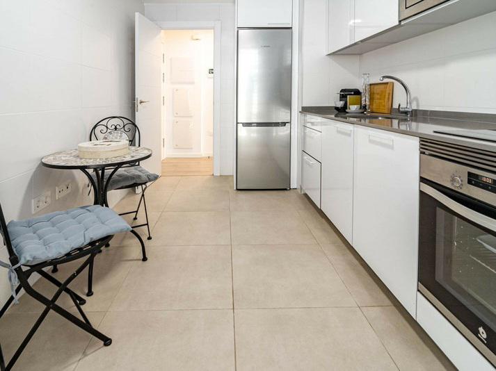 Modern Apartment with Panoramic Views – Jardines de Guadaiza, Nueva Andalucía