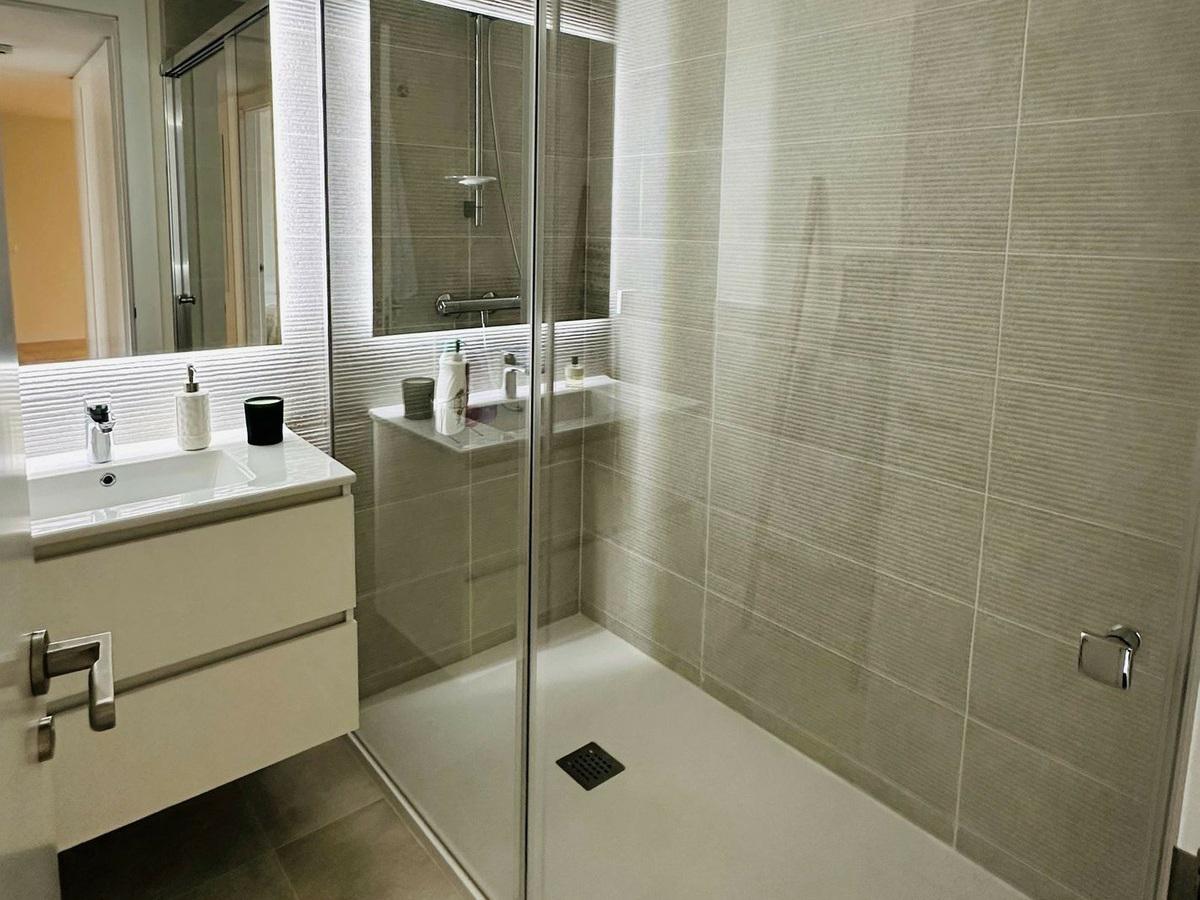 Luxury Apartment with Spa and Gym in Selwo – Long-Term Rental