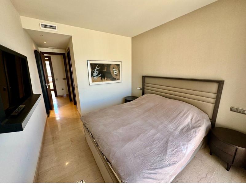 Spacious Apartment with Terrace in Puerto Banús – Long & Short-Term Rental