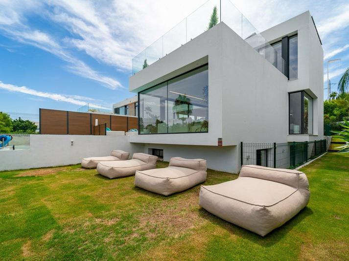 Villa Chic Contemporary Villa with Heated Pool – Atalaya, Estepona