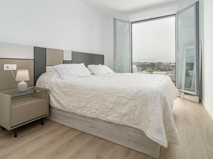 Modern Apartment with Panoramic Views – Jardines de Guadaiza, Nueva Andalucía