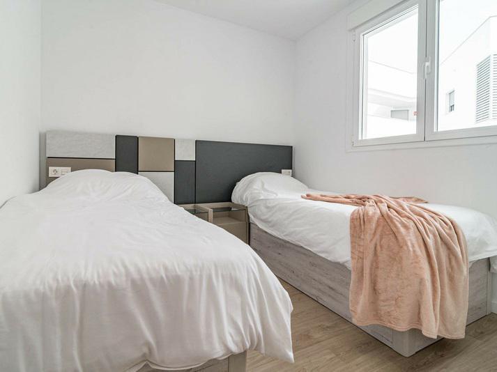 Modern Apartment with Panoramic Views – Jardines de Guadaiza, Nueva Andalucía