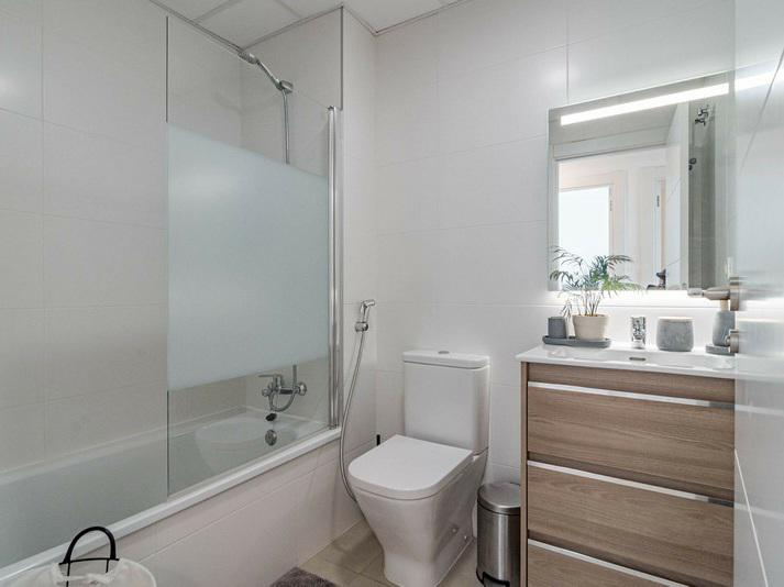 Modern Apartment with Panoramic Views – Jardines de Guadaiza, Nueva Andalucía