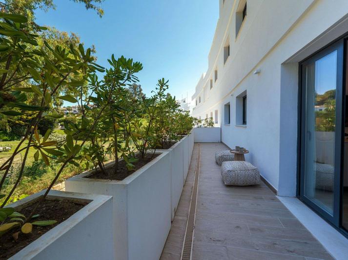 Brand New Ground-Floor Apartment with Private Garden – One 80 Suites, Estepona