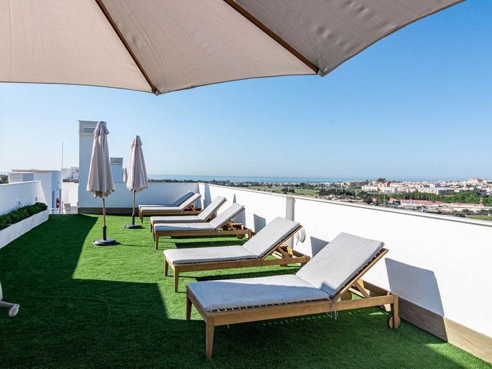 Modern Apartment with Panoramic Views – Jardines de Guadaiza, Nueva Andalucía