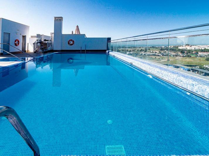 Modern Apartment with Panoramic Views – Jardines de Guadaiza, Nueva Andalucía