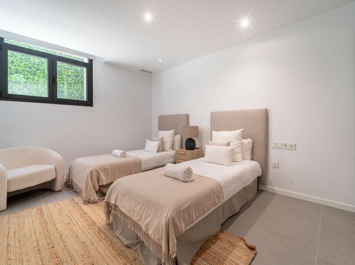 Villa Chic Contemporary Villa with Heated Pool – Atalaya, Estepona