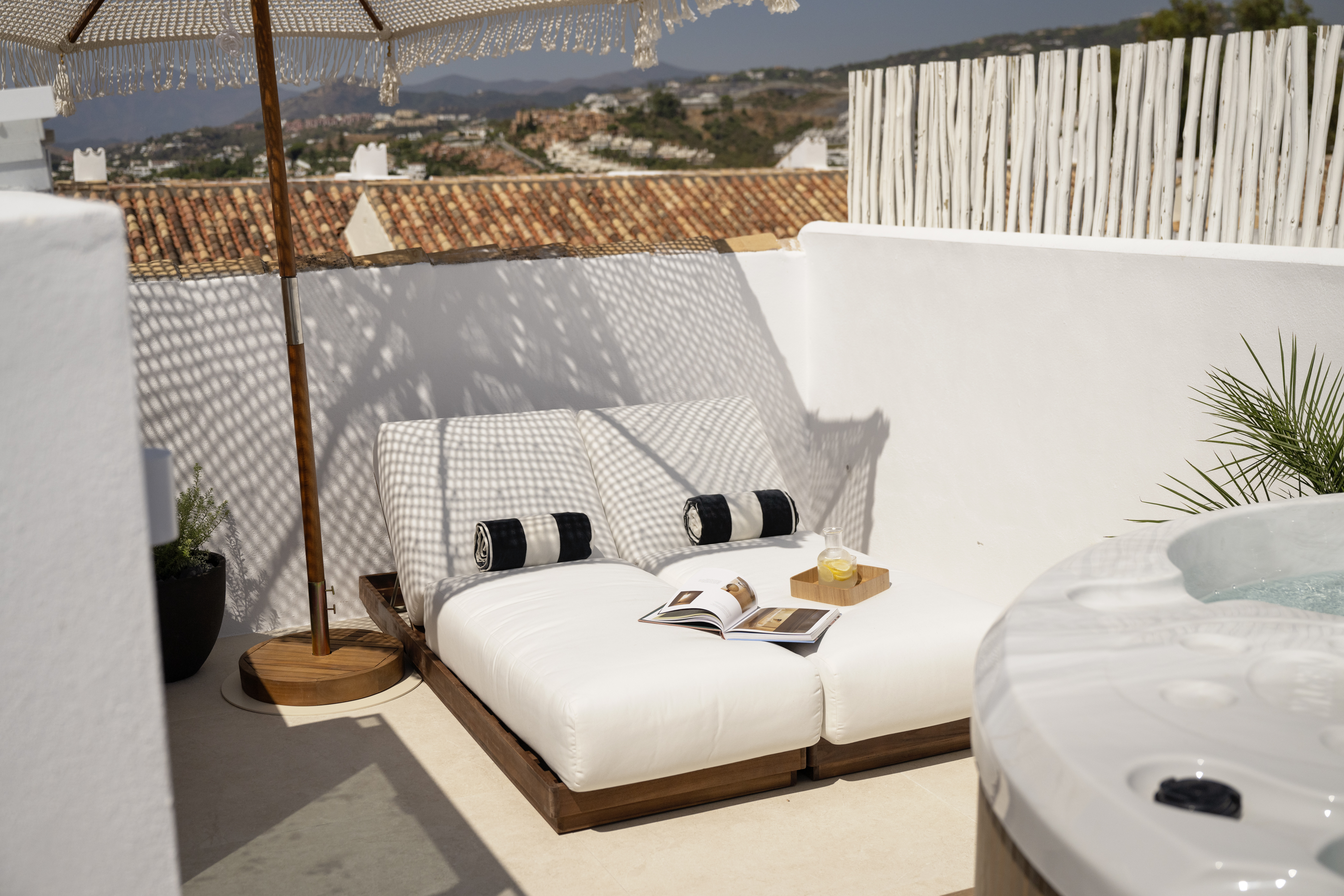 Gem Townhouse in Aloha, Nueva Andalucía – Sea and La Concha Views