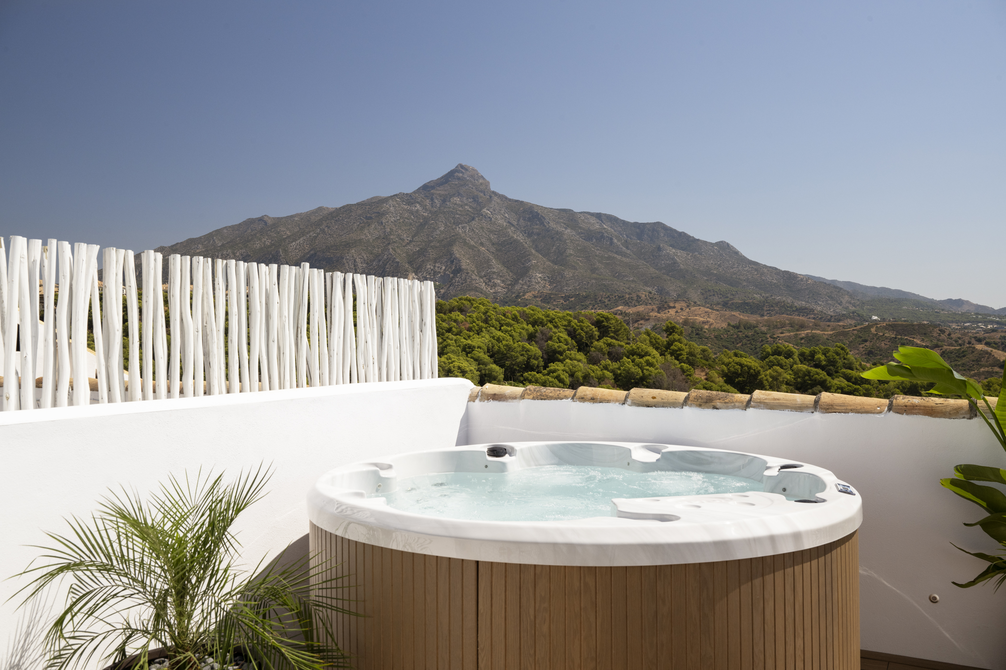 Gem Townhouse in Aloha, Nueva Andalucía – Sea and La Concha Views