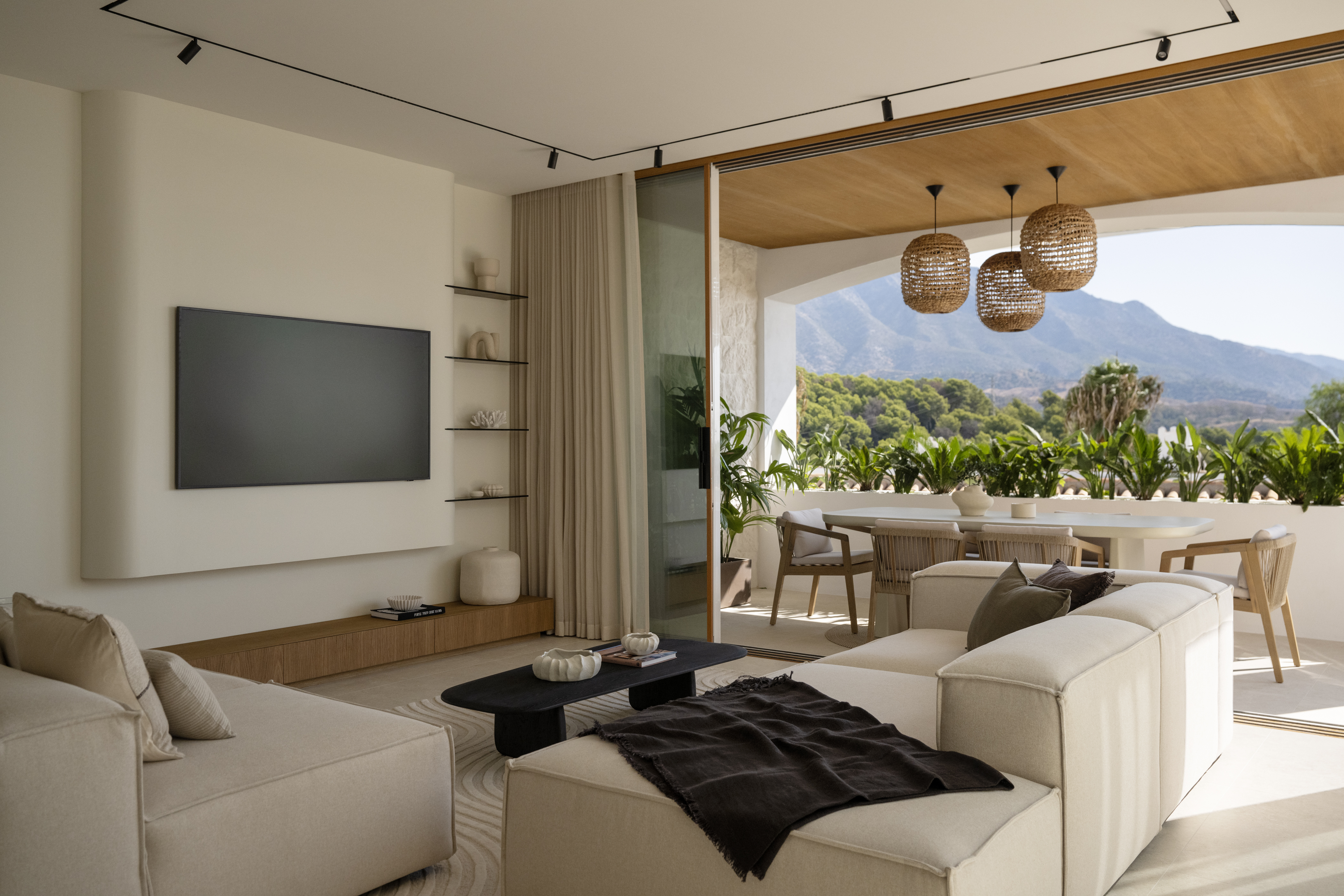Gem Townhouse in Aloha, Nueva Andalucía – Sea and La Concha Views