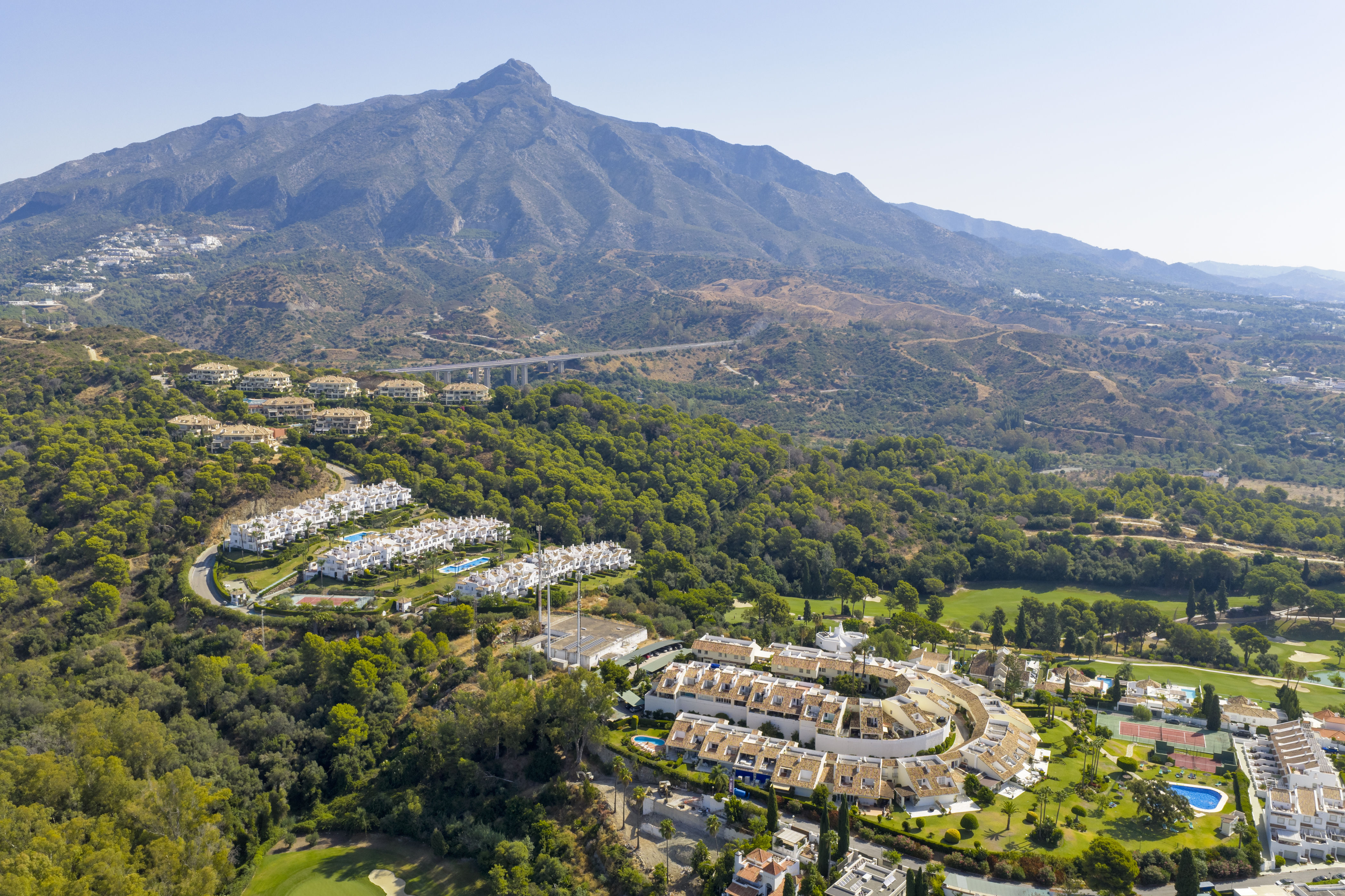 Gem Townhouse in Aloha, Nueva Andalucía – Sea and La Concha Views