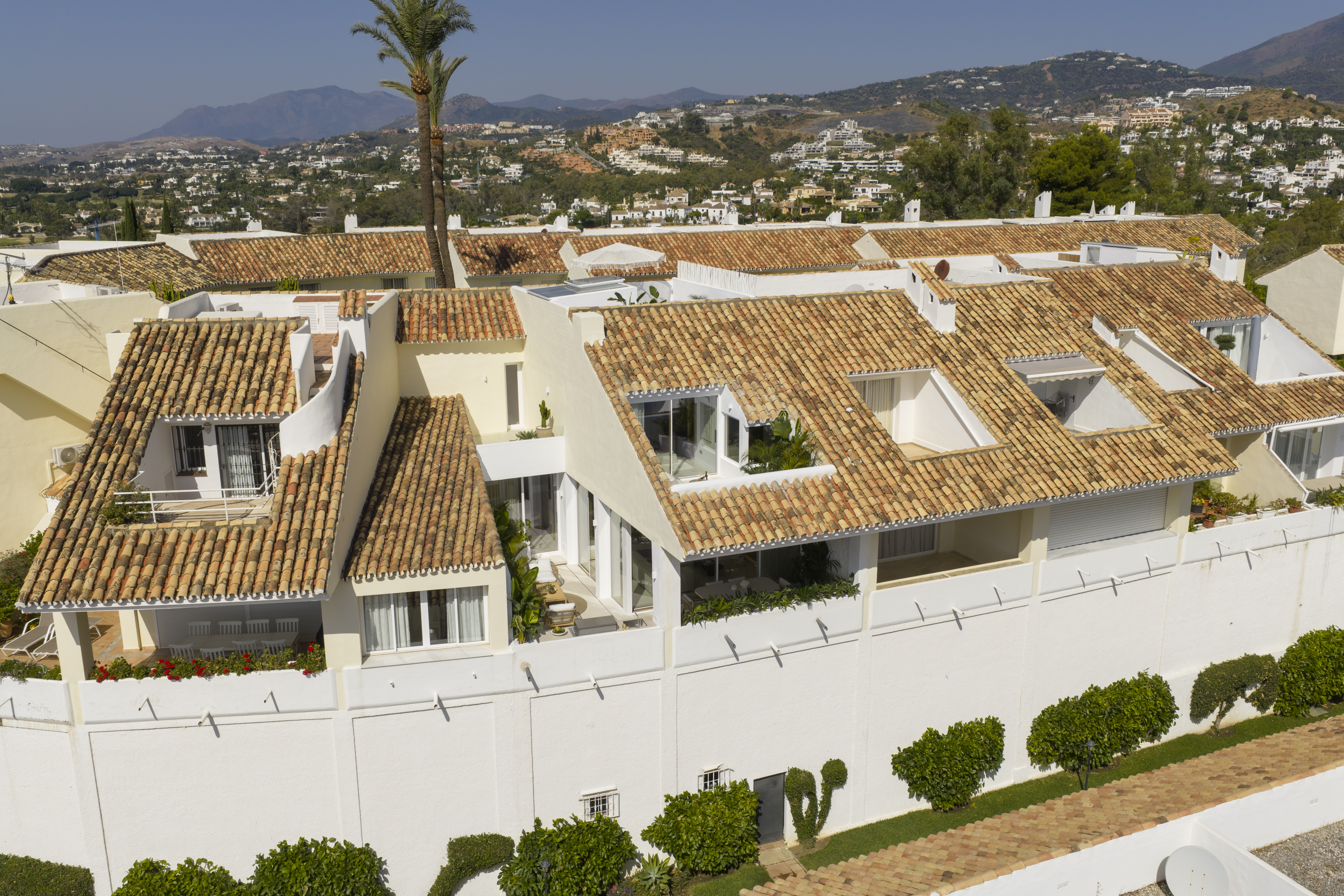 Gem Townhouse in Aloha, Nueva Andalucía – Sea and La Concha Views