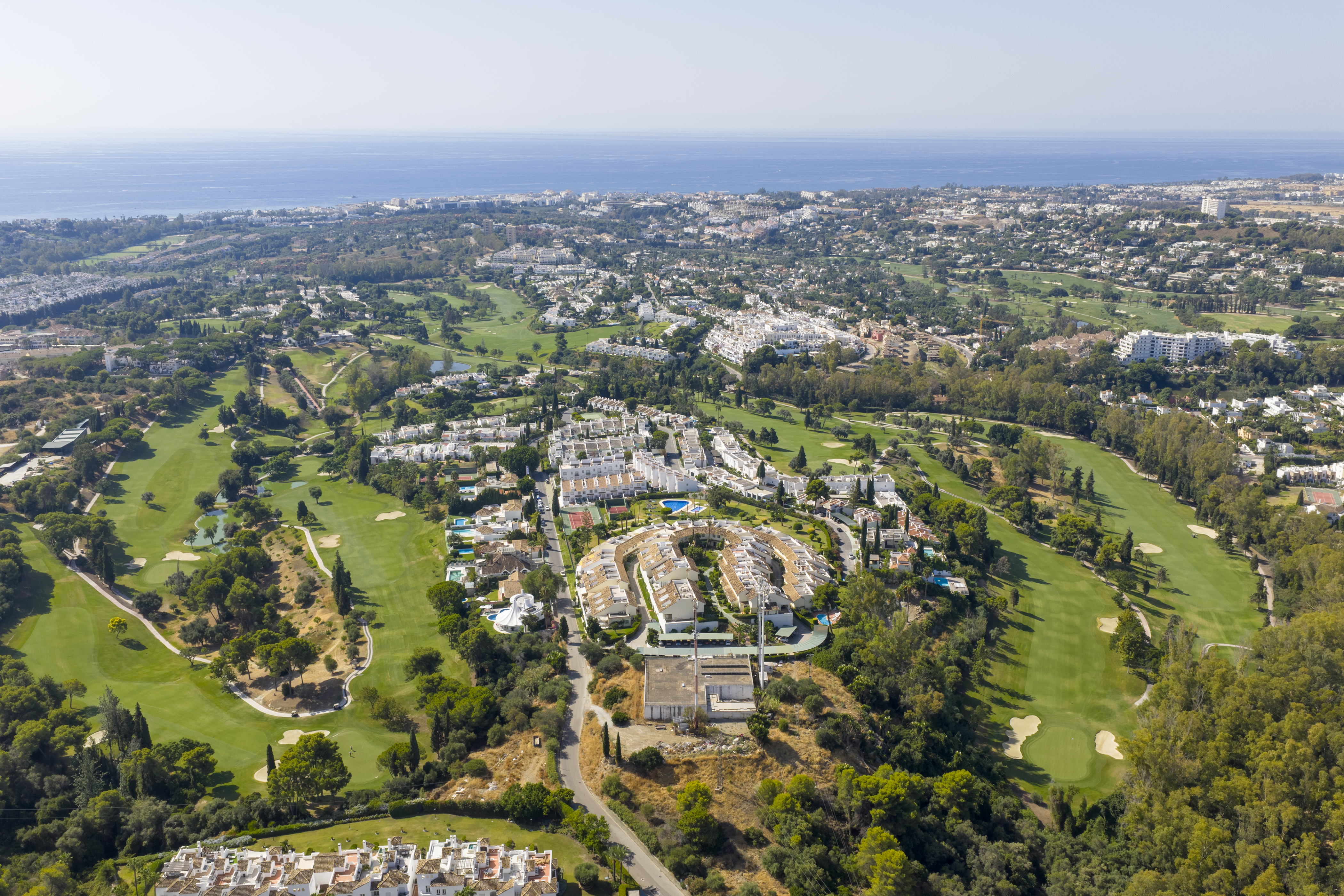 Gem Townhouse in Aloha, Nueva Andalucía – Sea and La Concha Views
