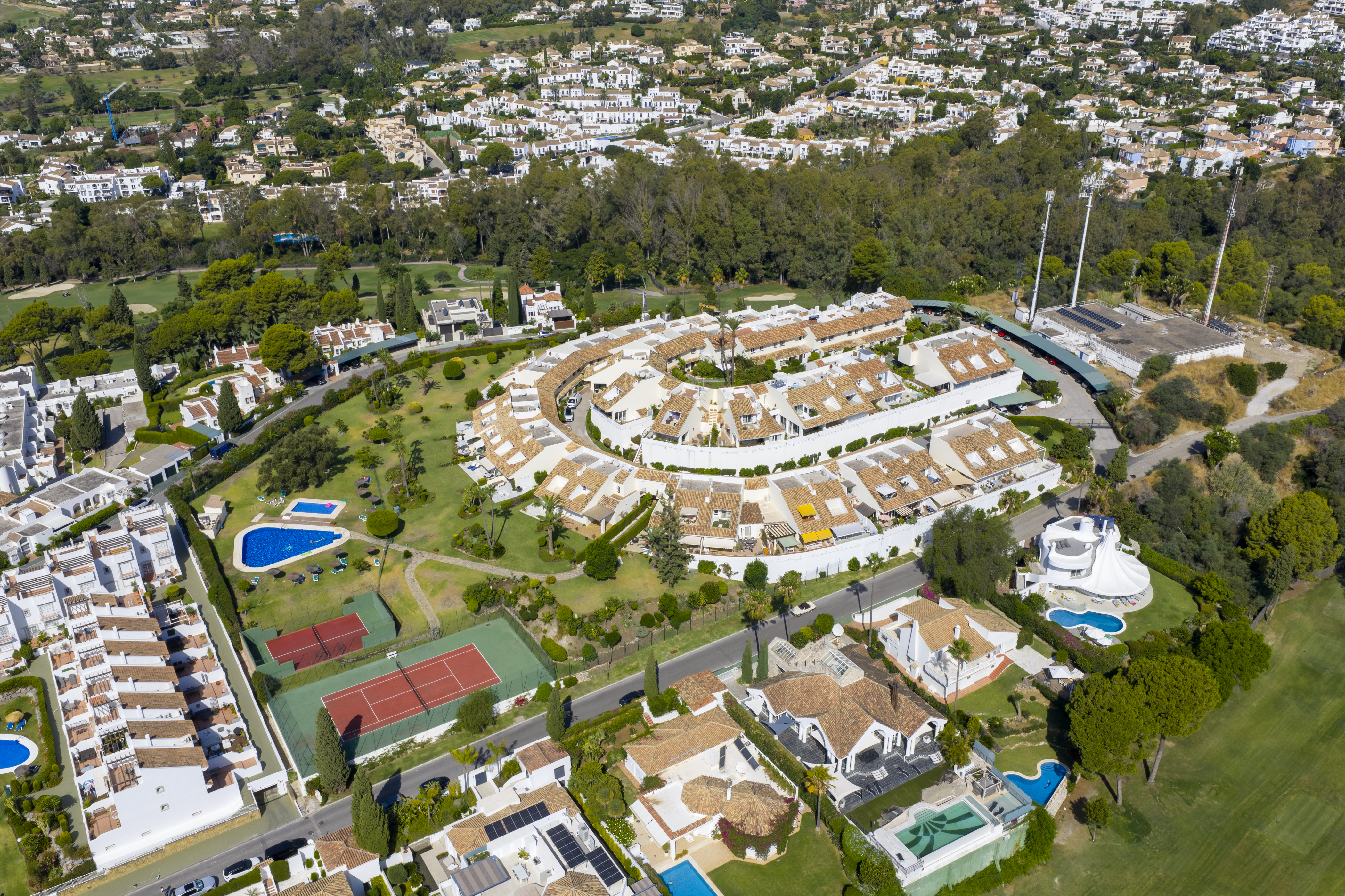 Gem Townhouse in Aloha, Nueva Andalucía – Sea and La Concha Views