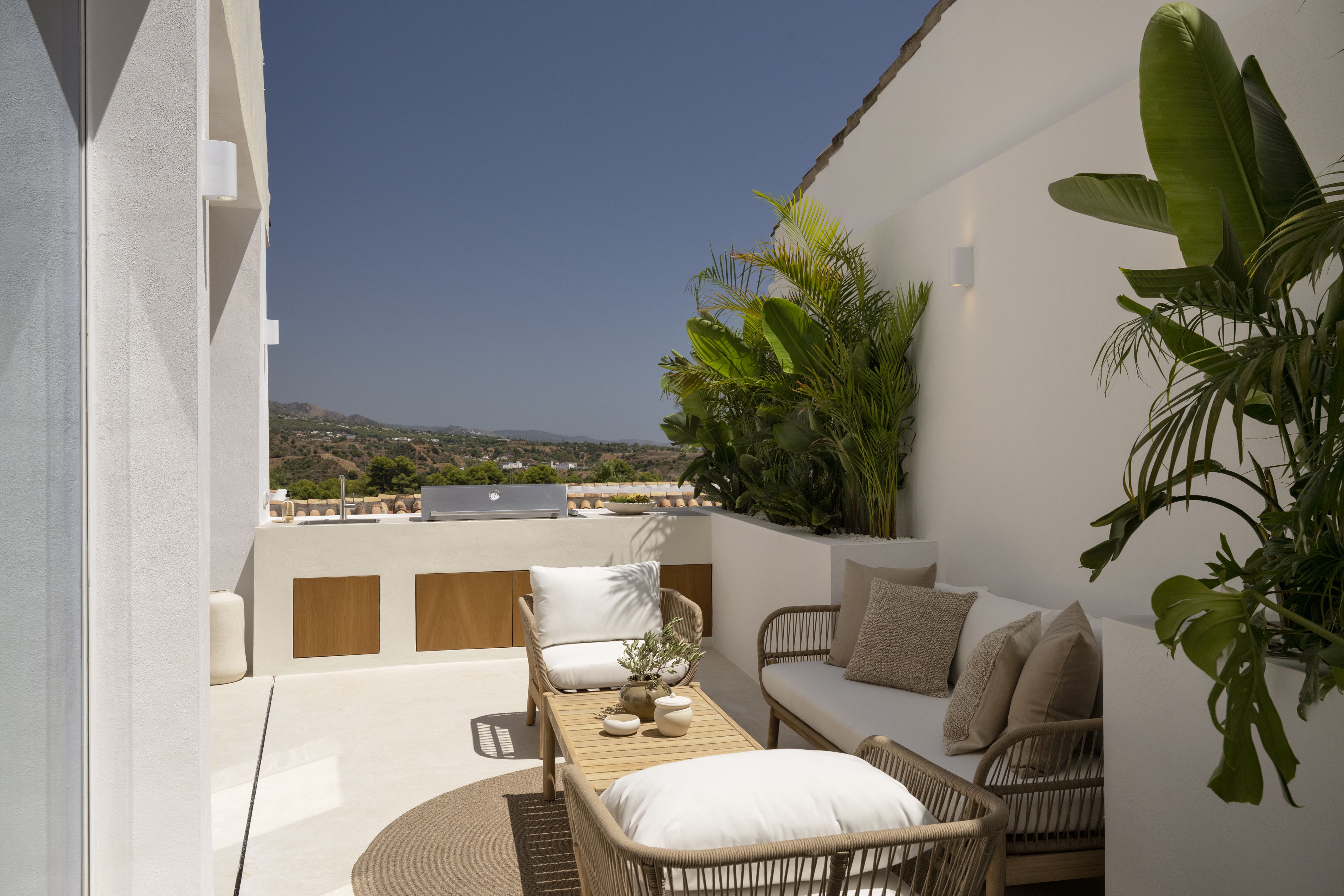 Gem Townhouse in Aloha, Nueva Andalucía – Sea and La Concha Views