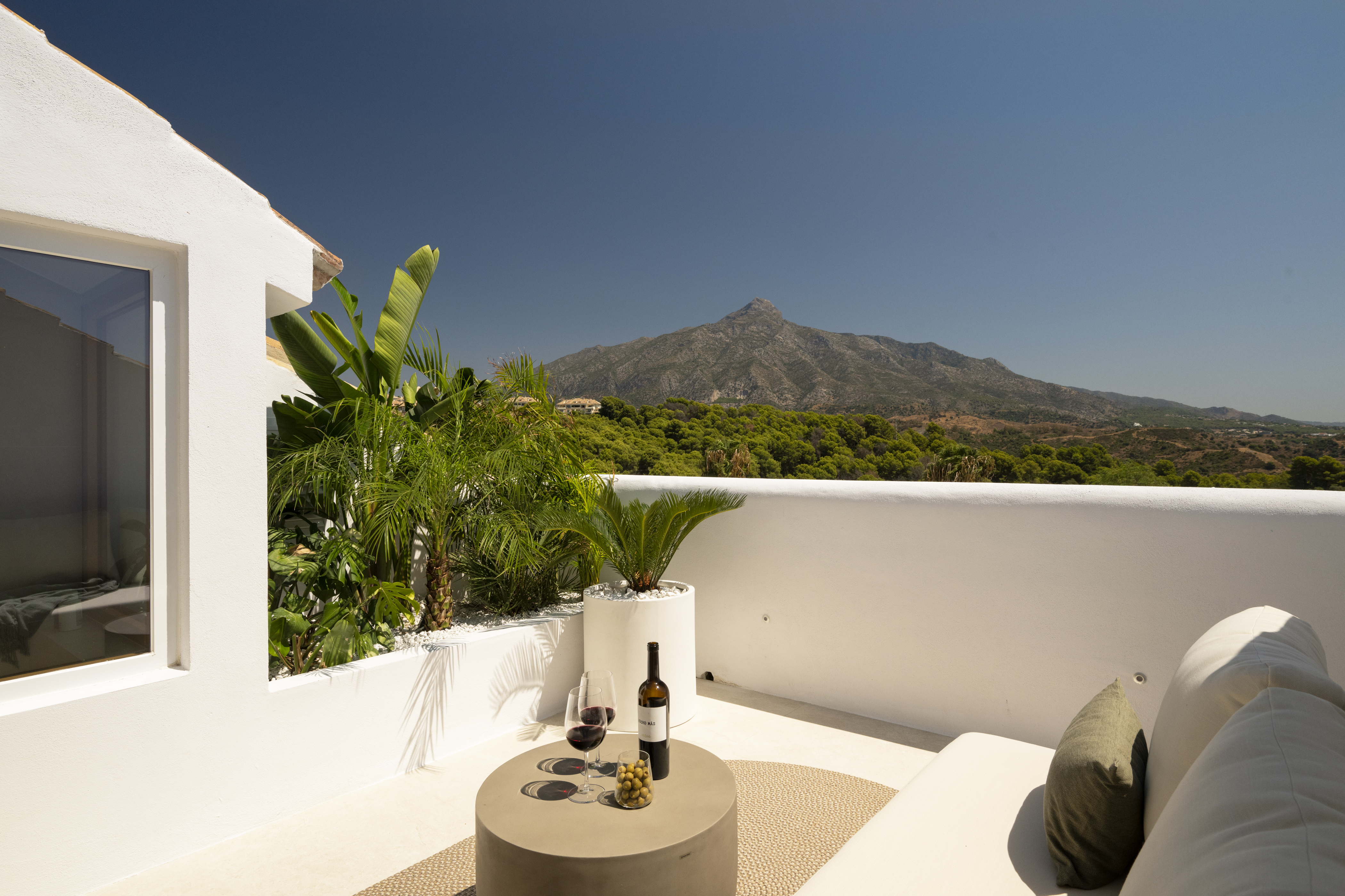 Gem Townhouse in Aloha, Nueva Andalucía – Sea and La Concha Views