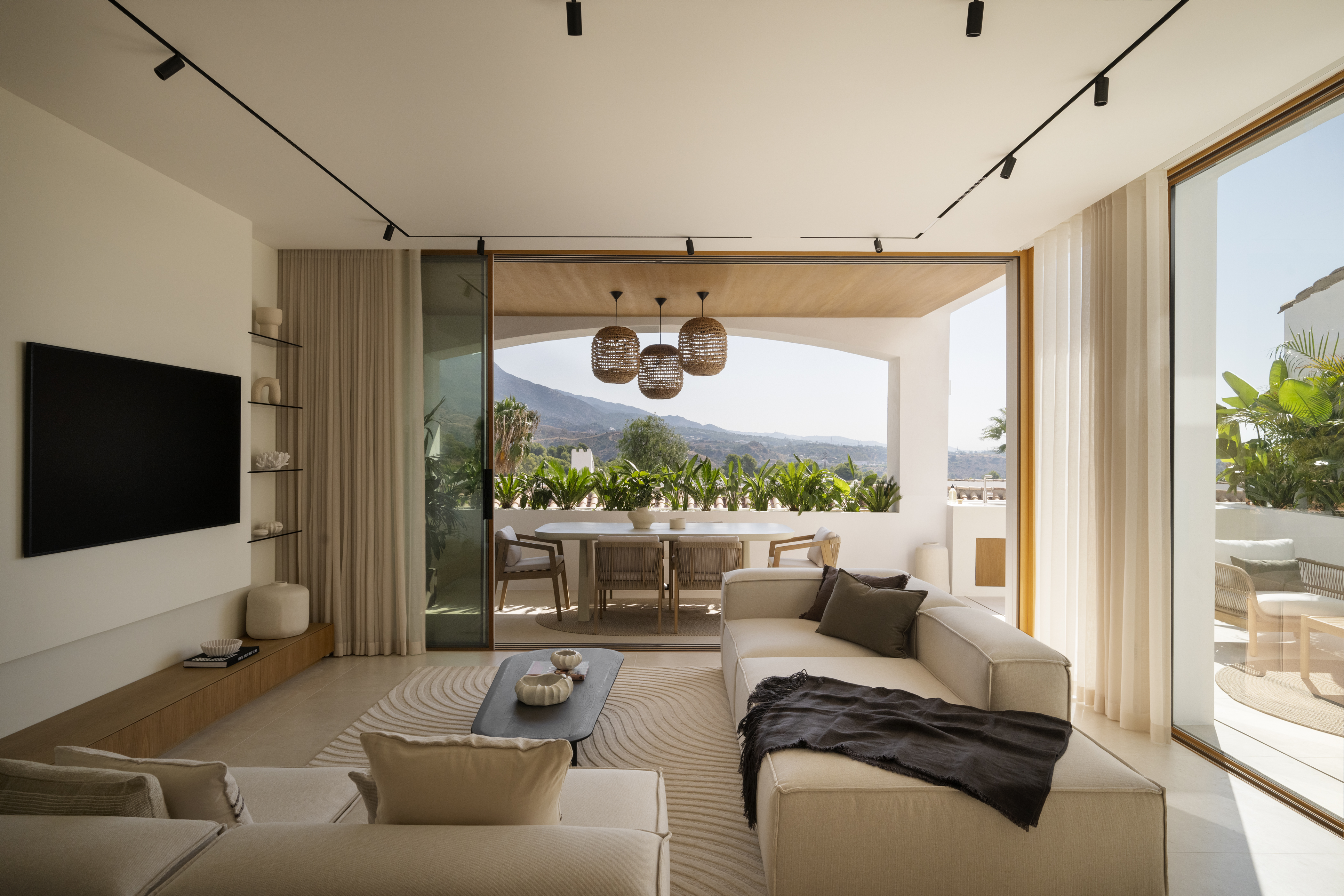 Gem Townhouse in Aloha, Nueva Andalucía – Sea and La Concha Views