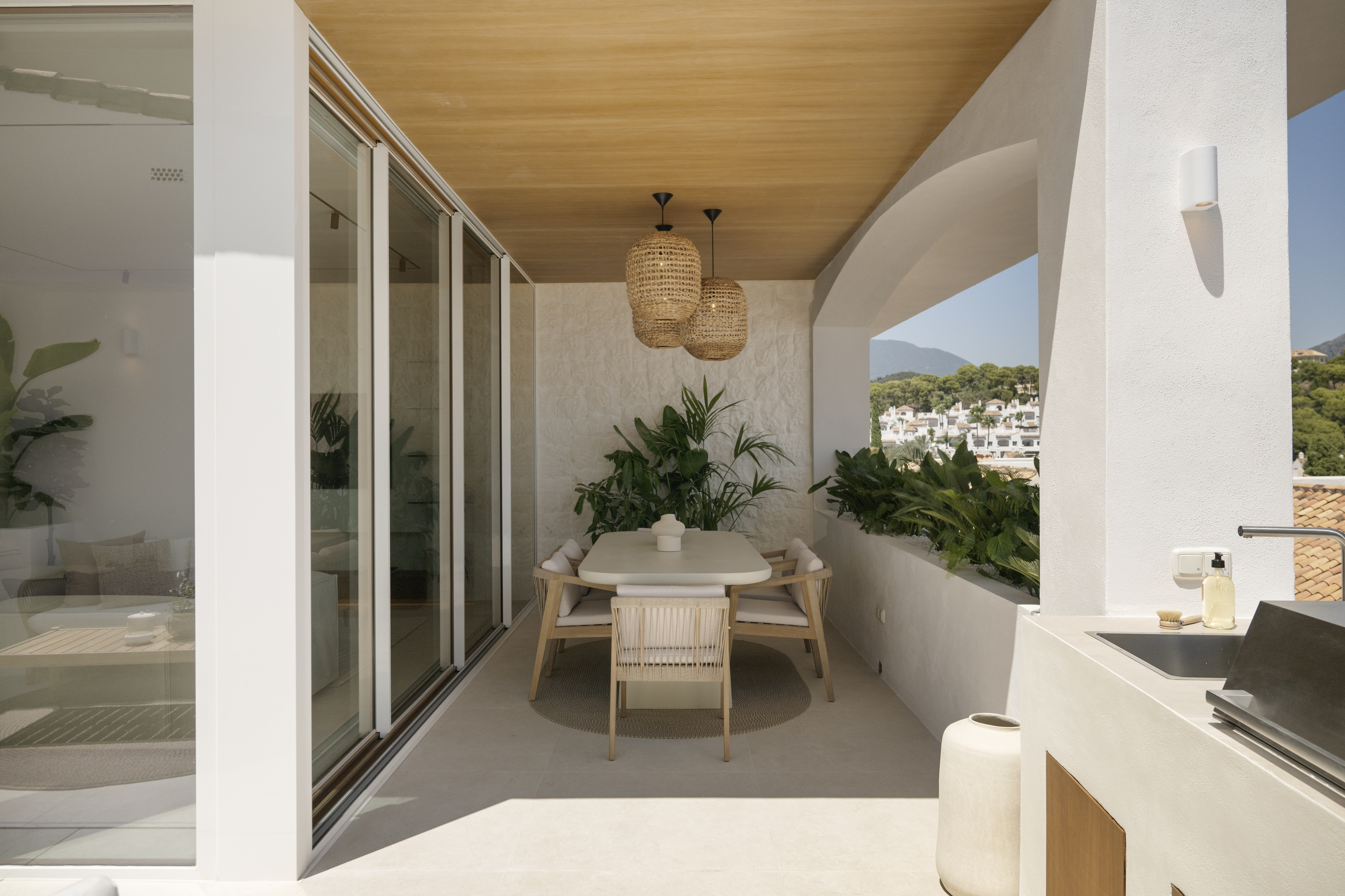 Gem Townhouse in Aloha, Nueva Andalucía – Sea and La Concha Views
