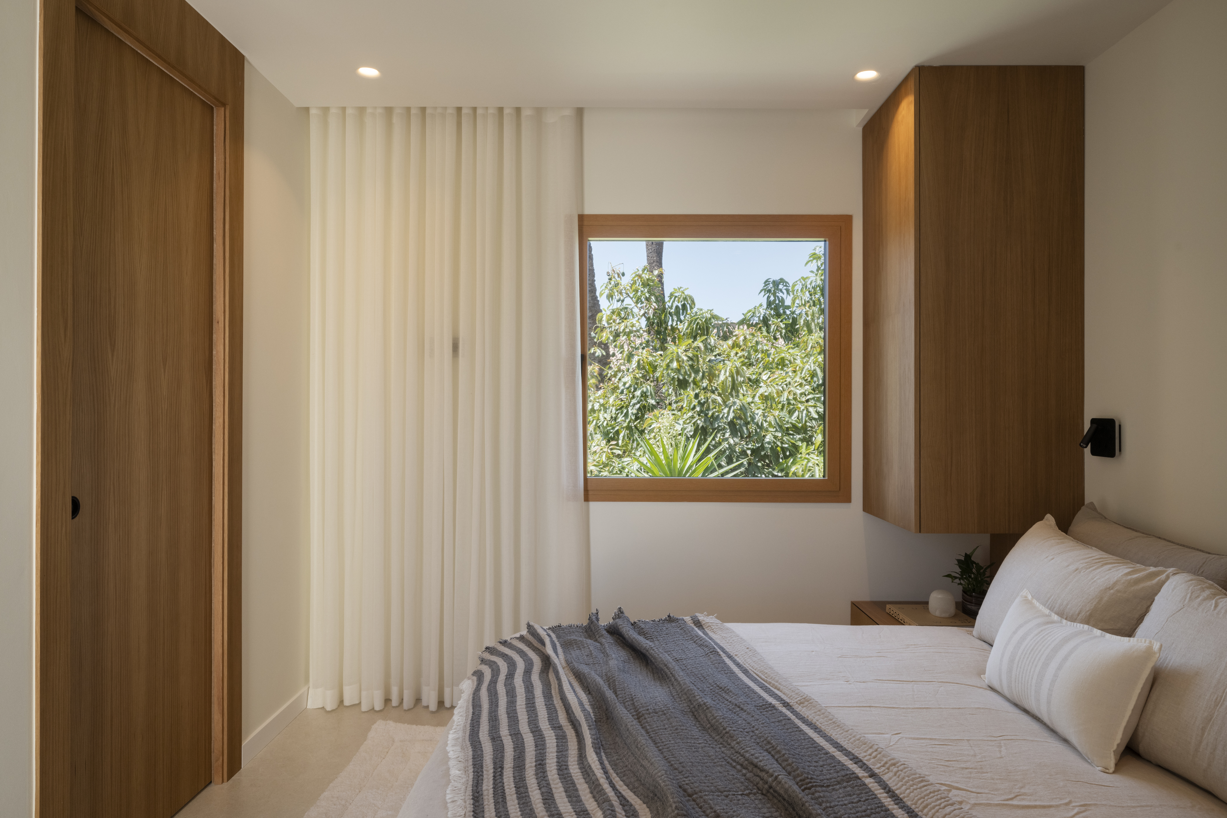 Gem Townhouse in Aloha, Nueva Andalucía – Sea and La Concha Views