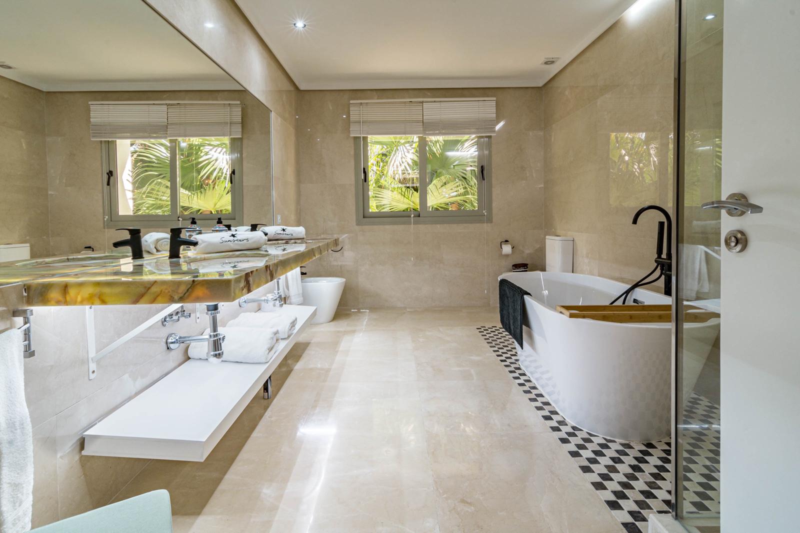 Luxury Villa with Private Pool in Rio Real Golf – Marbella East