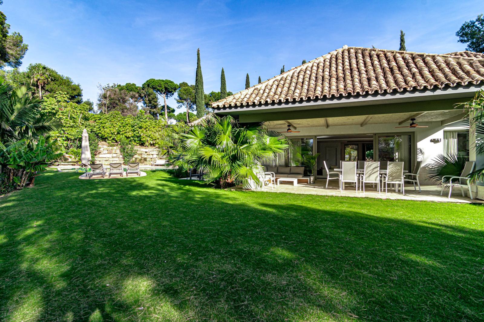 Luxury Villa with Private Pool in Rio Real Golf – Marbella East