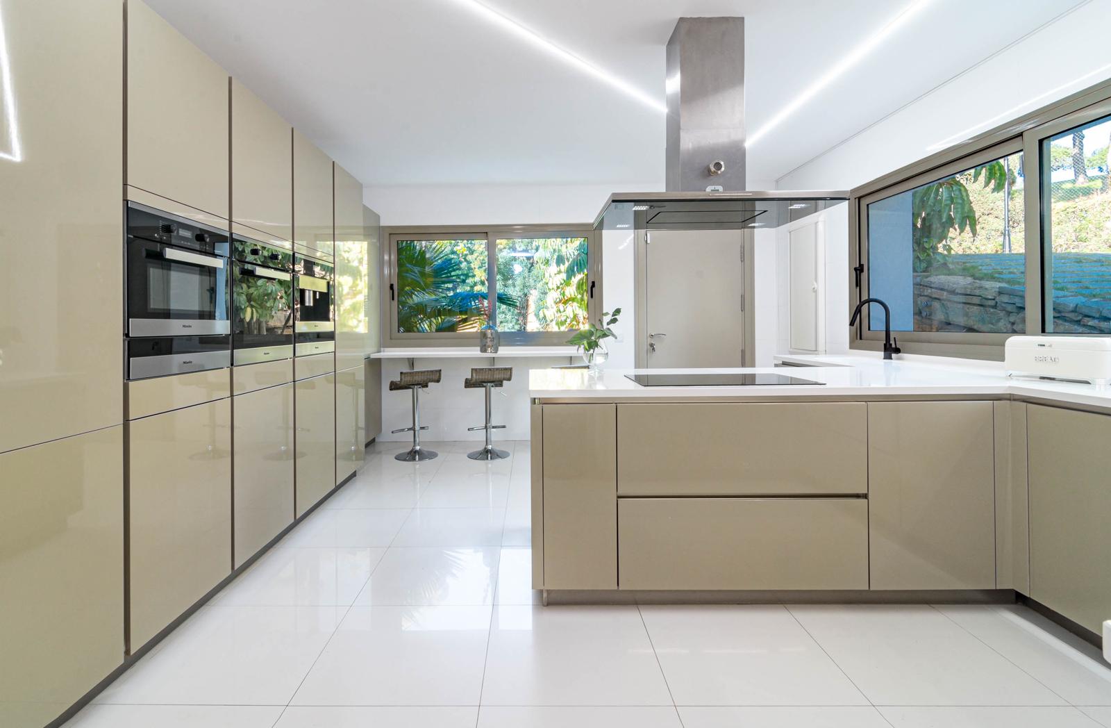 Luxury Villa with Private Pool in Rio Real Golf – Marbella East