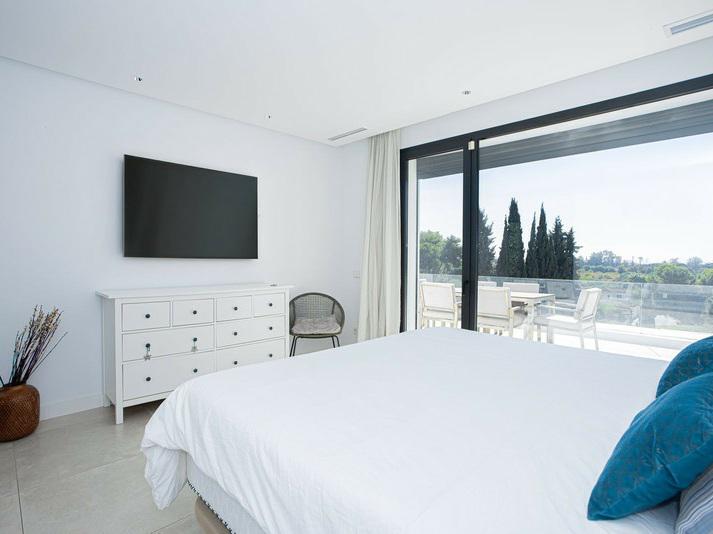 Contemporary Villa with Private Pool and Gym – Marbella