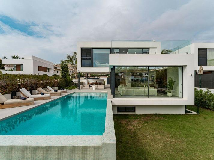 Detached Villa 5 Bedrooms 4 Bathrooms in El Paraiso