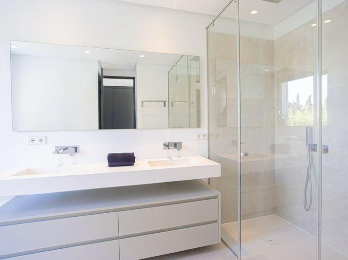 Contemporary Villa with Private Pool and Gym – Marbella