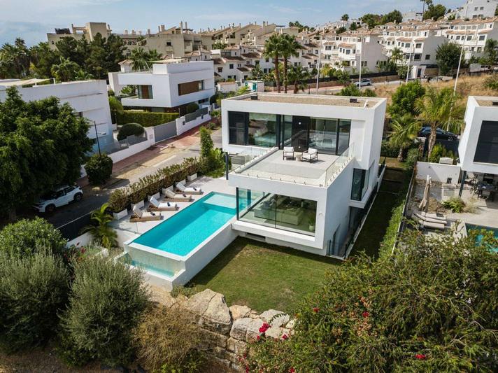 Detached Villa 5 Bedrooms 4 Bathrooms in El Paraiso