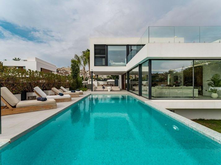 Detached Villa 5 Bedrooms 4 Bathrooms in El Paraiso