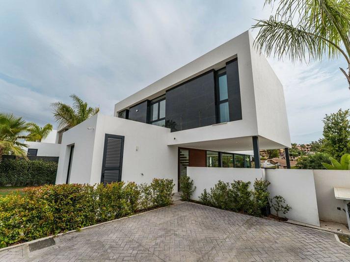 Detached Villa 5 Bedrooms 4 Bathrooms in El Paraiso