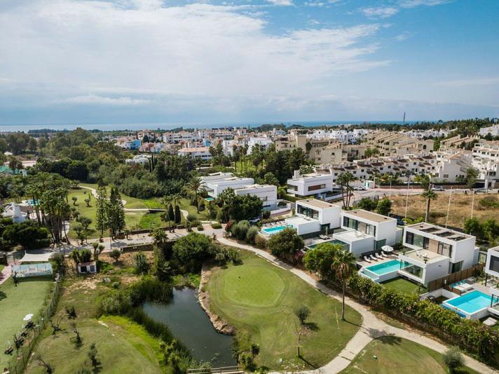 Detached Villa 5 Bedrooms 4 Bathrooms in El Paraiso
