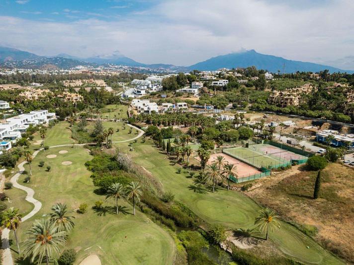 Detached Villa 5 Bedrooms 4 Bathrooms in El Paraiso