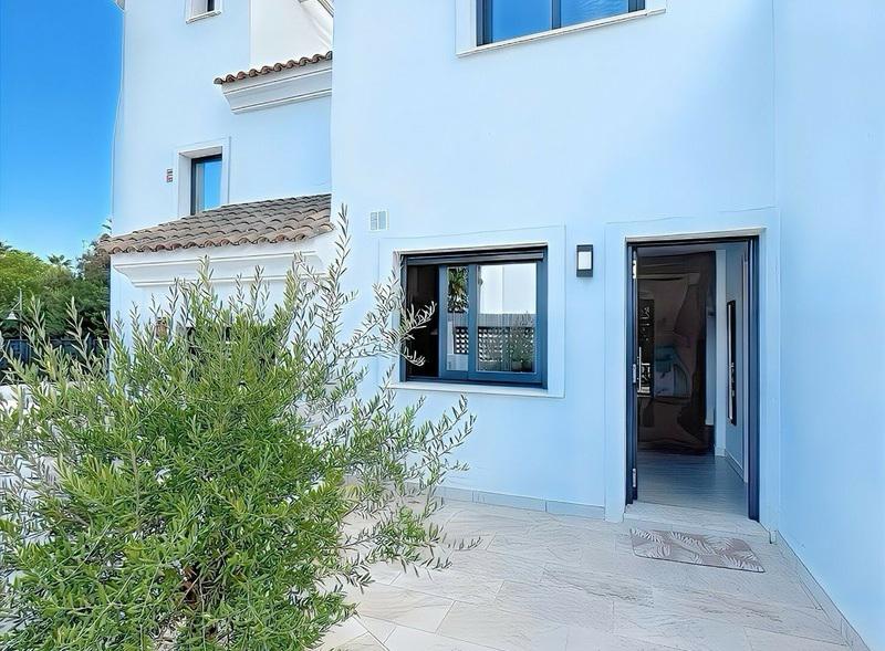 Townhouse 2 Bedrooms 3 Bathrooms in El Paraiso