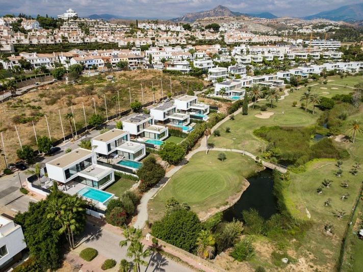 Detached Villa 5 Bedrooms 4 Bathrooms in El Paraiso