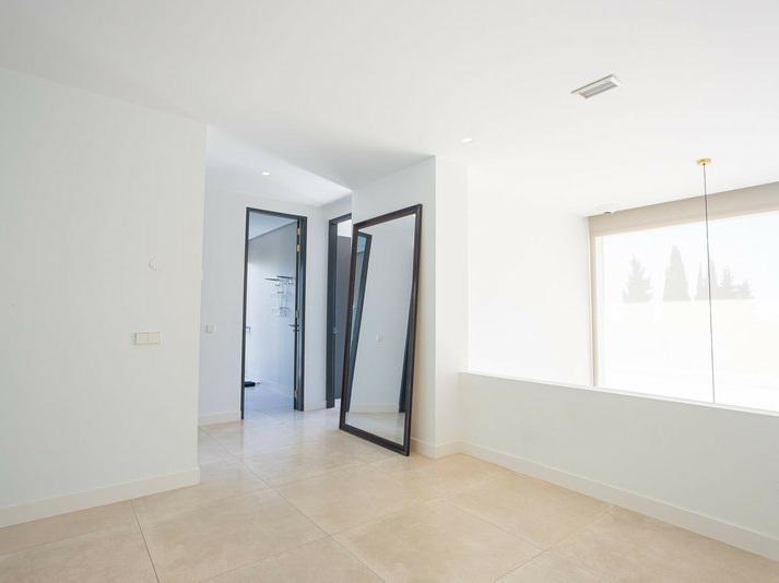Contemporary Villa with Private Pool and Gym – Marbella