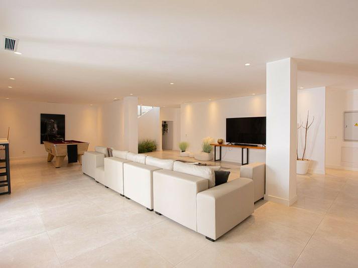 Contemporary Villa with Private Pool and Gym – Marbella