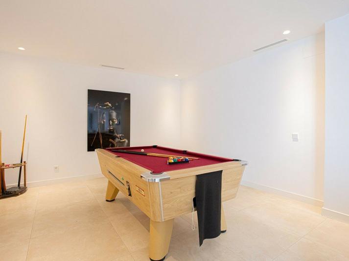 Contemporary Villa with Private Pool and Gym – Marbella