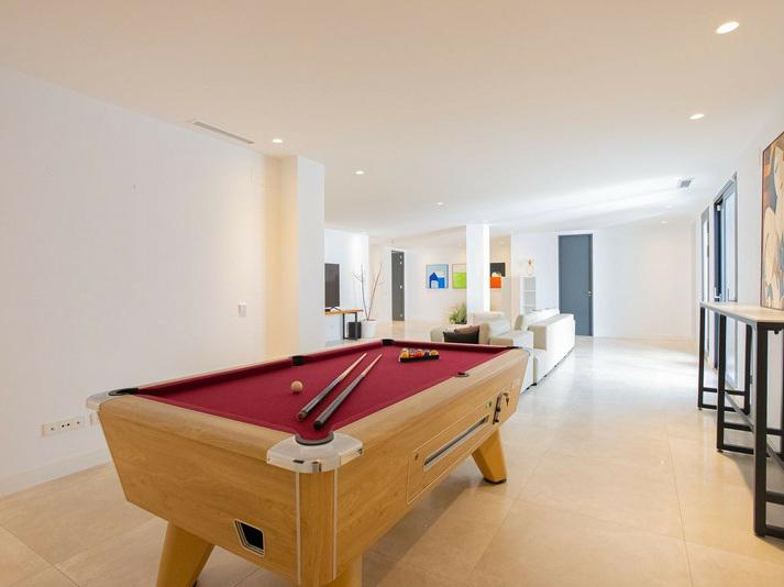 Contemporary Villa with Private Pool and Gym – Marbella