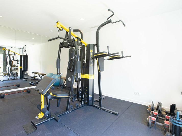 Contemporary Villa with Private Pool and Gym – Marbella